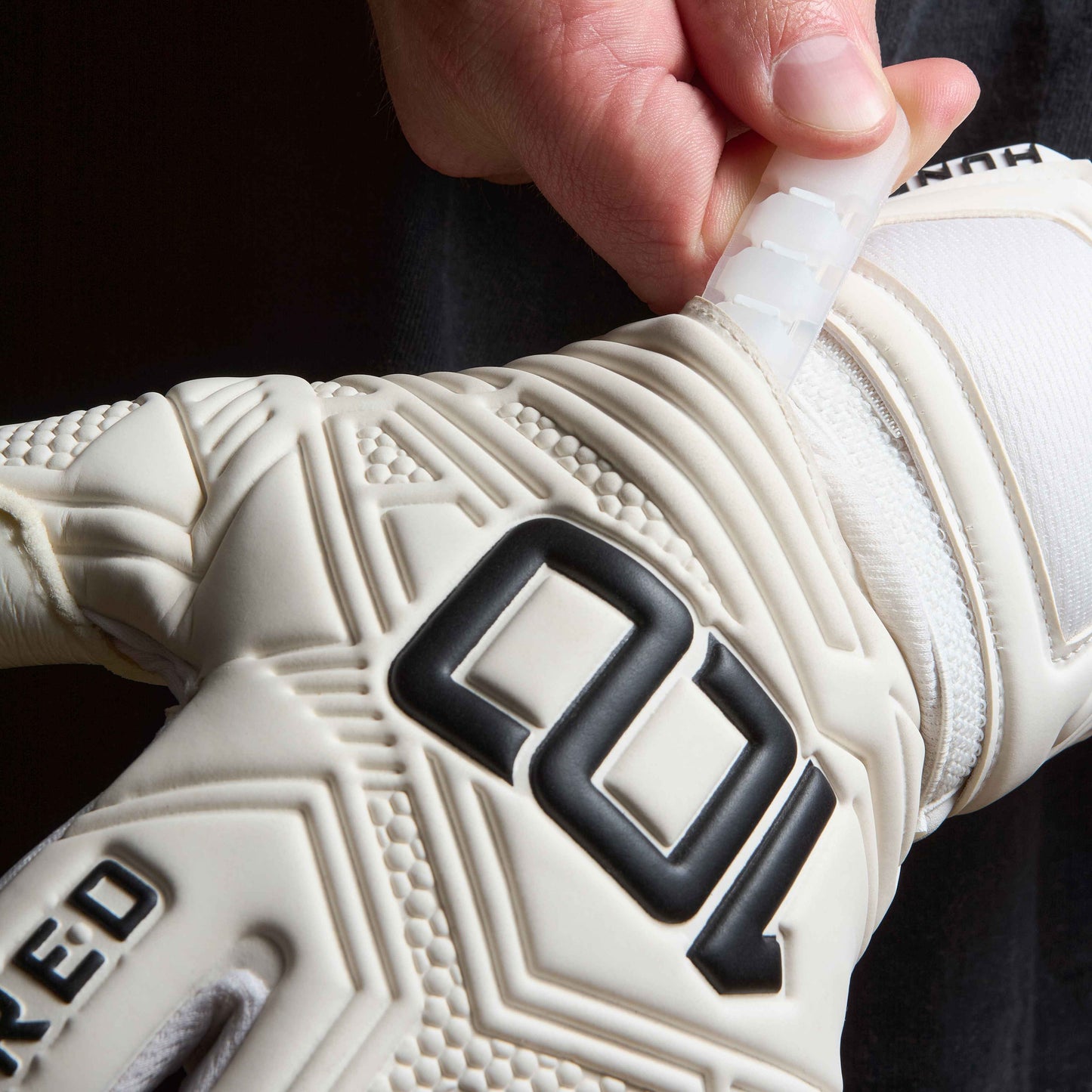 Omen (White/Black)